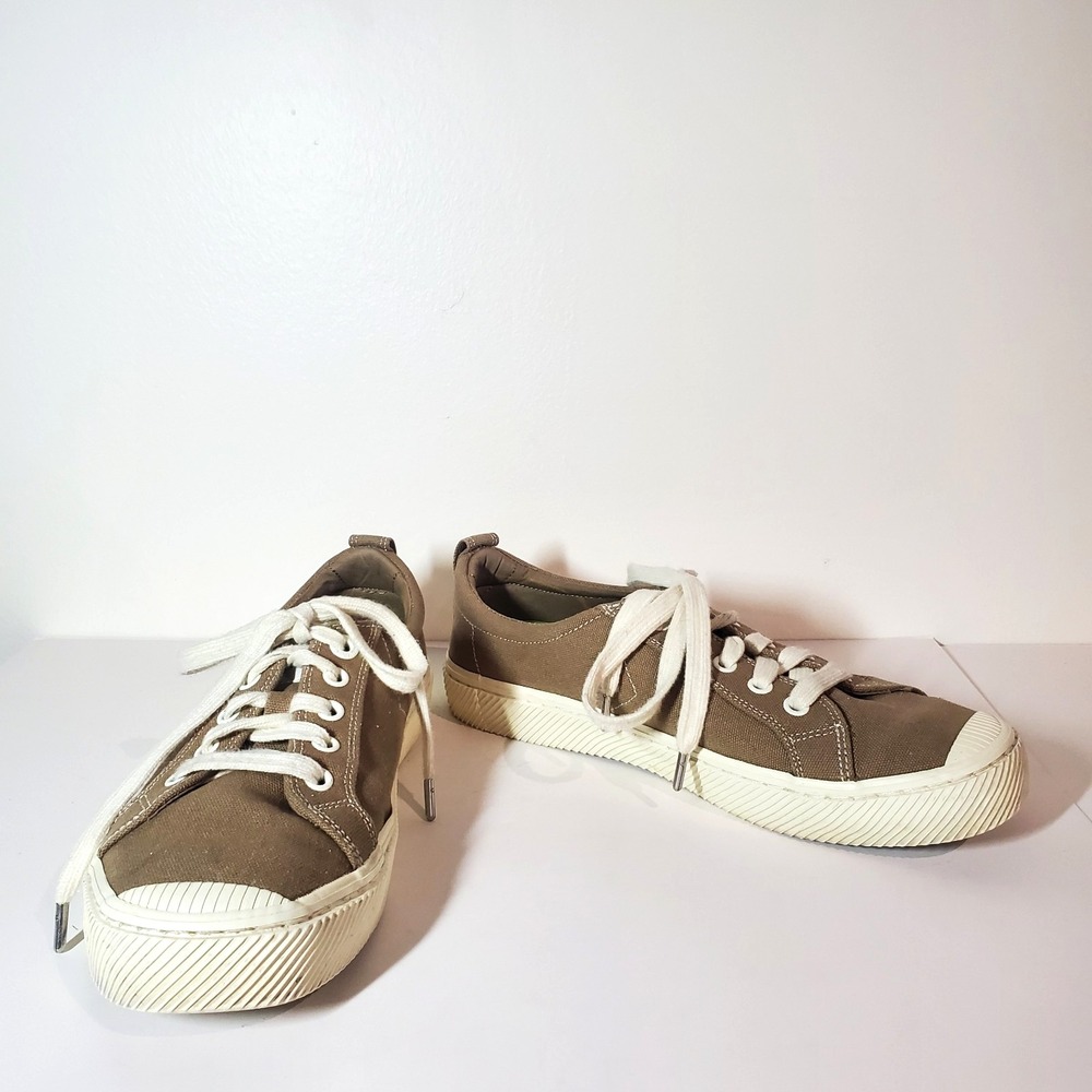 Cariuma OCA Low Burnt Sand Canvas Sneakers unisex women's size 9, men's size 7.5